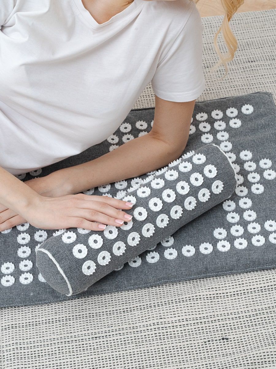 снимок Подушка "Валик с аппликаторами" с холоффайбером от магазина BIO-TEXTILES ОПТ